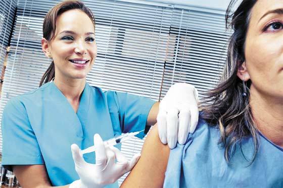La cirujana plástica Luisa Plata aplica entre 12 y 15 vacunas semanales